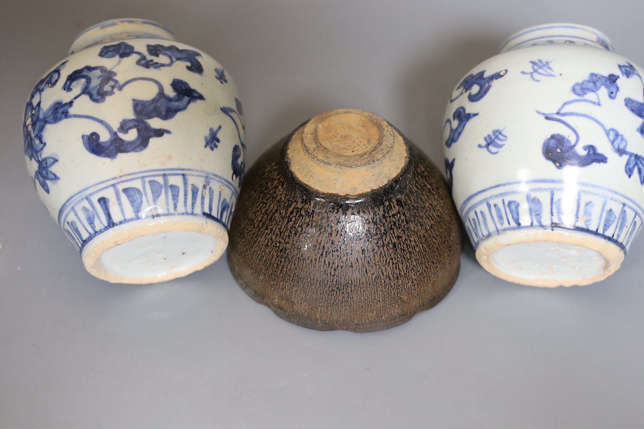 A Chinese jun type hares fur bowl and pair of blue and white vases, 12cm